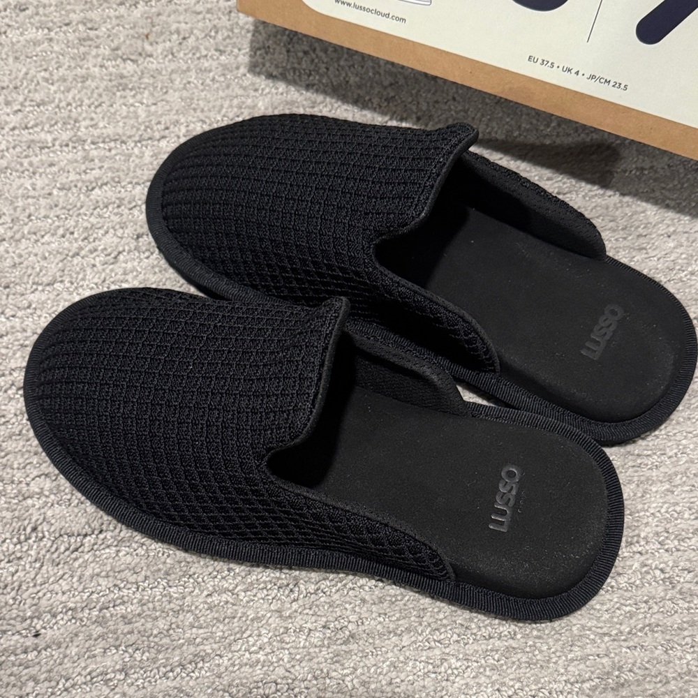 Lusso Cloud Draper Jet Black Waffle Slippers Sz 7 brand new